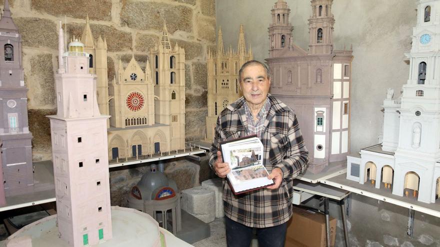 Feliciano Figueiró, rodeado de maquetas  en su taller, con el álbum de fotos de todas  las que ha elaborado.   | // MARTA G. BREA