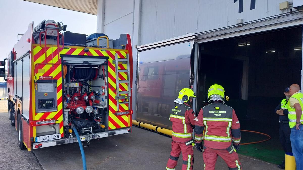 Los bomberos en el momento de su intervención en la sala de subastas.