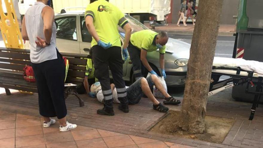 Sanitarios atienden al hombre en la acera.