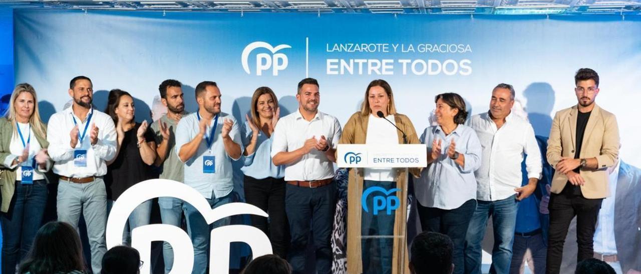 Astrid Pérez junto a su equipo durante la noche electoral.