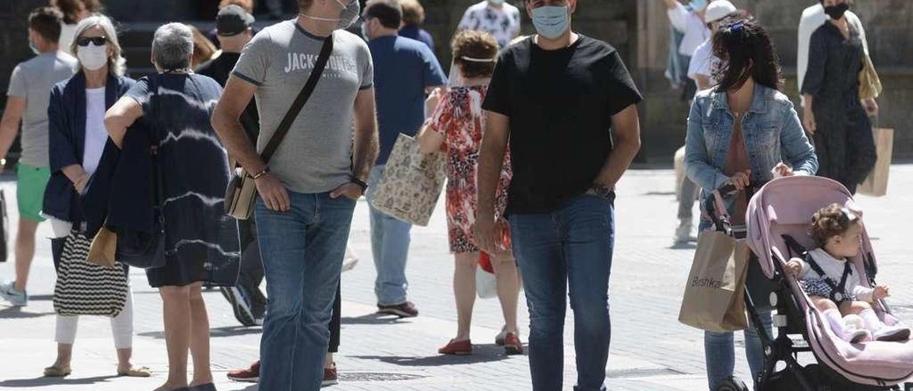 Gente en la céntrica Praza da Peregrina de Pontevedra. // Rafa Vázquez