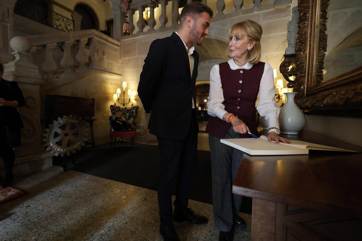Luis Quiles, presidente del Rotary Club de Pontevedra, con Esperanza Aguirre.