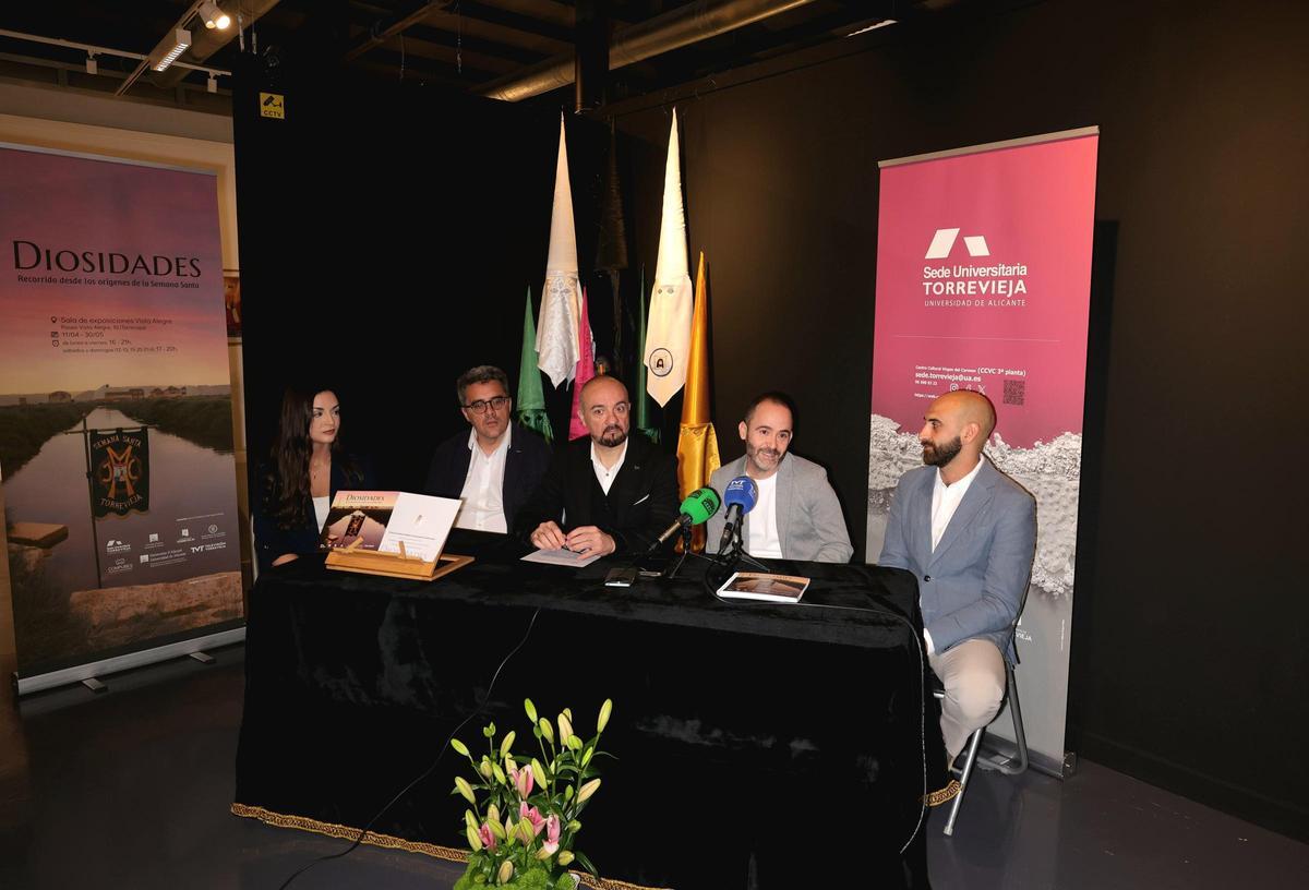 Un instante de la rueda de prensa para dar a conocer la exposición