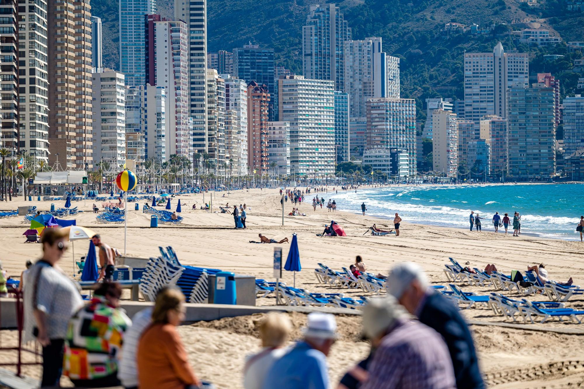 El calor deja imágenes veraniegas este 8 de marzo en Benidorm