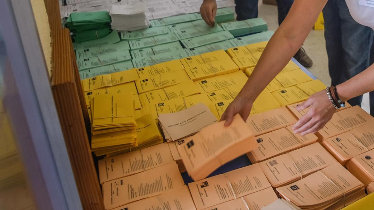 Sobres y papeletas de elecciones autonómicas -sepia y amarillo-, a cabildos -verde- y municipales -blanco-.