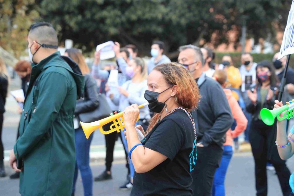 Hosteleros protestan en Cartagena por el cierre de los bares