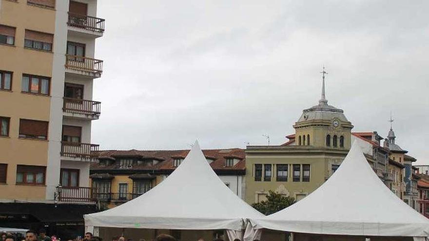 &quot;No bajéis en tacones al Xiringüelu&quot;, aconseja el pregonero a las chicas ante la previsible lluvia