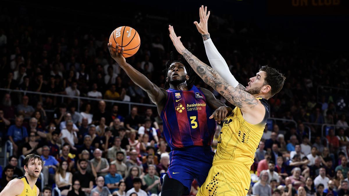 Guerra, en una acción defensiva en el primer partido de semifinales entre La Laguna Tenerife y Barcelona.