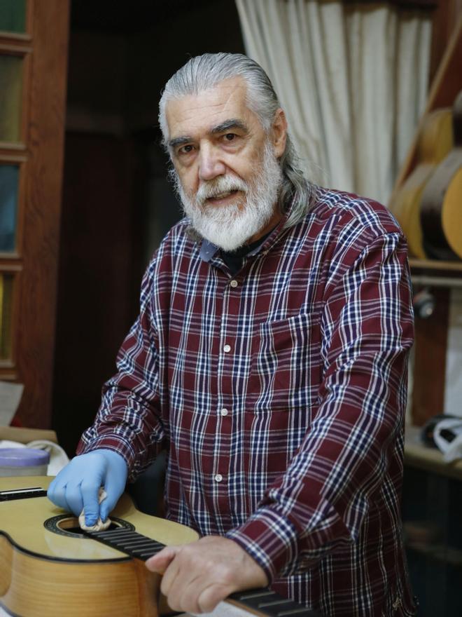 Der Gitarrenbauer Antonio Morales verwendet keine Lackierpistole, sondern lackiert in seiner Werkstatt in Palma aufwändig per Hand.