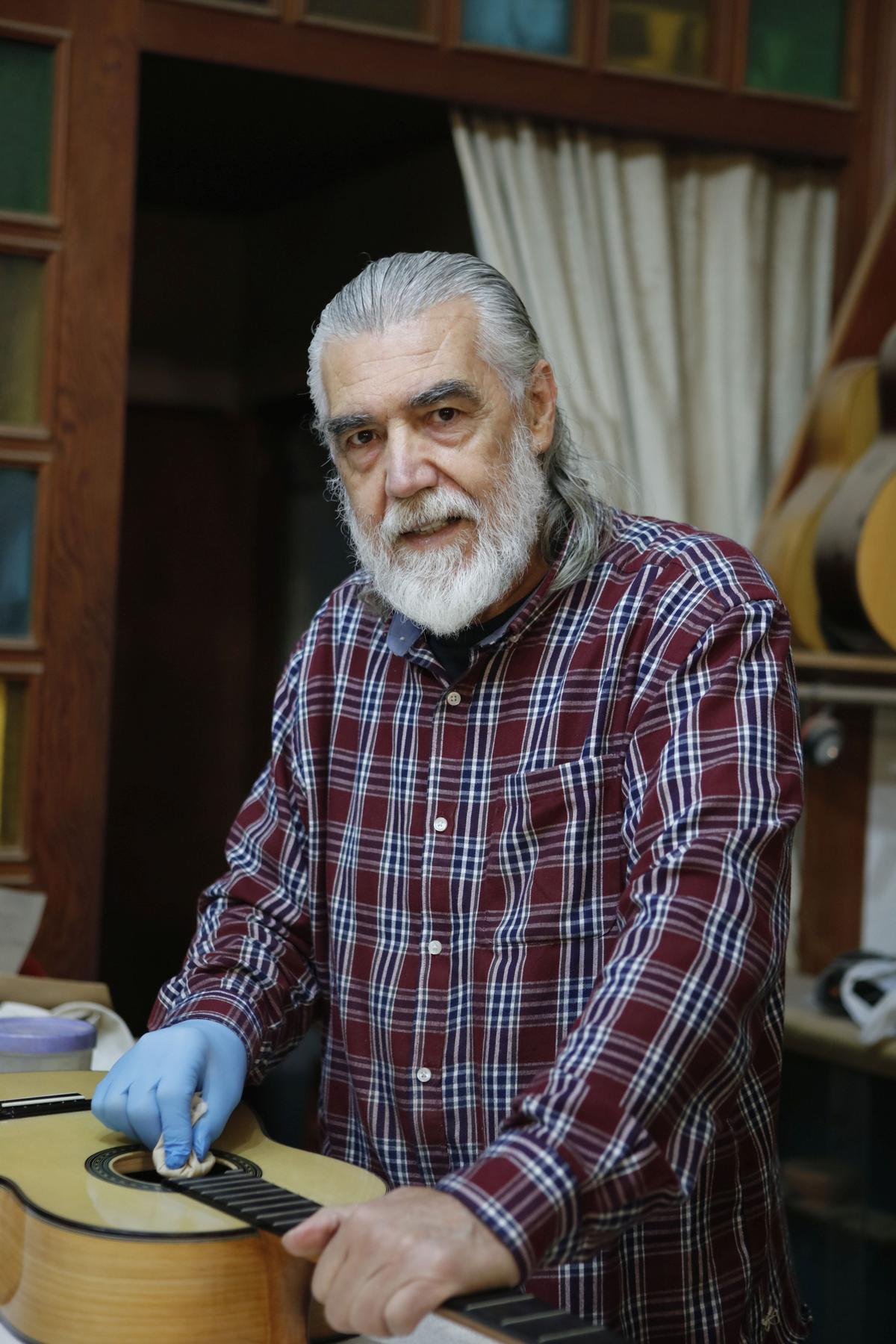 Der Gitarrenbauer Antonio Morales verwendet keine Lackierpistole, sondern lackiert in seiner Werkstatt in Palma aufwändig per Hand.