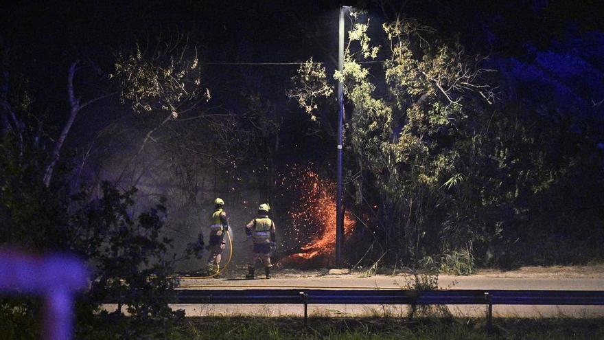 Una veintena de bomberos han sofocado las llamas en menos de dos horas en Parque Venecia.