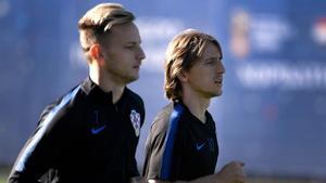 Rakitic (en primer término) y Modric en un entrenamiento de Croacia en San Petersburgo.