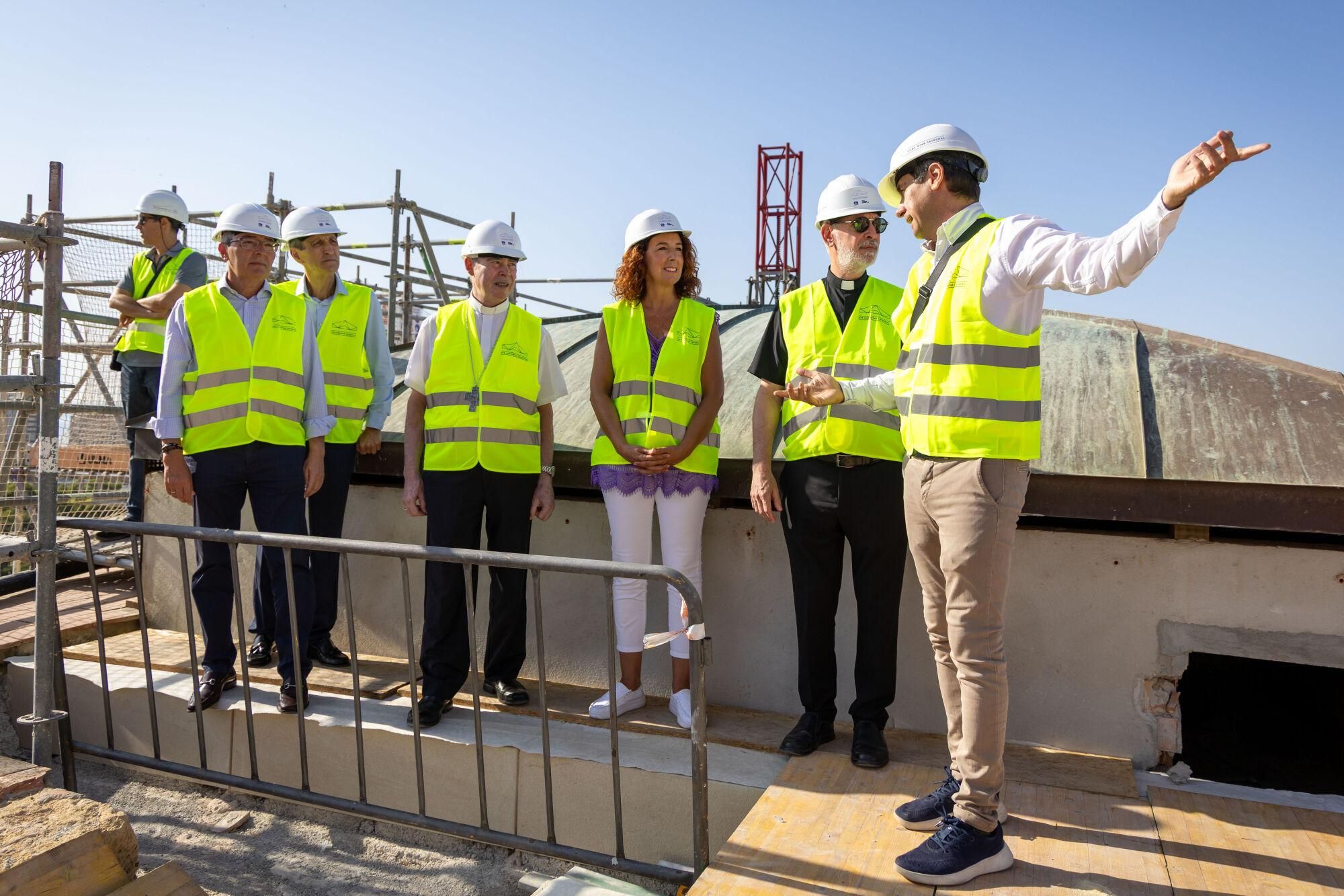 Visita institucional a las obras del tejado de la Catedral del presidente de la Diputación, Francisco Salado; junto con el obispo emérito, Jesús Catalá; el presidente de la Fundación Unicaja, José Manuel Domínguez; y los arquitectos del proyecto Juan Manuel Sánchez La Chica y Adolfo de la Torre Prieto