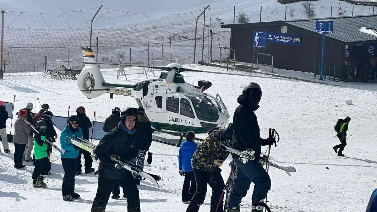 Un helicóptero de la Guardia Civil, recién aterrizado en la estación de Astún.