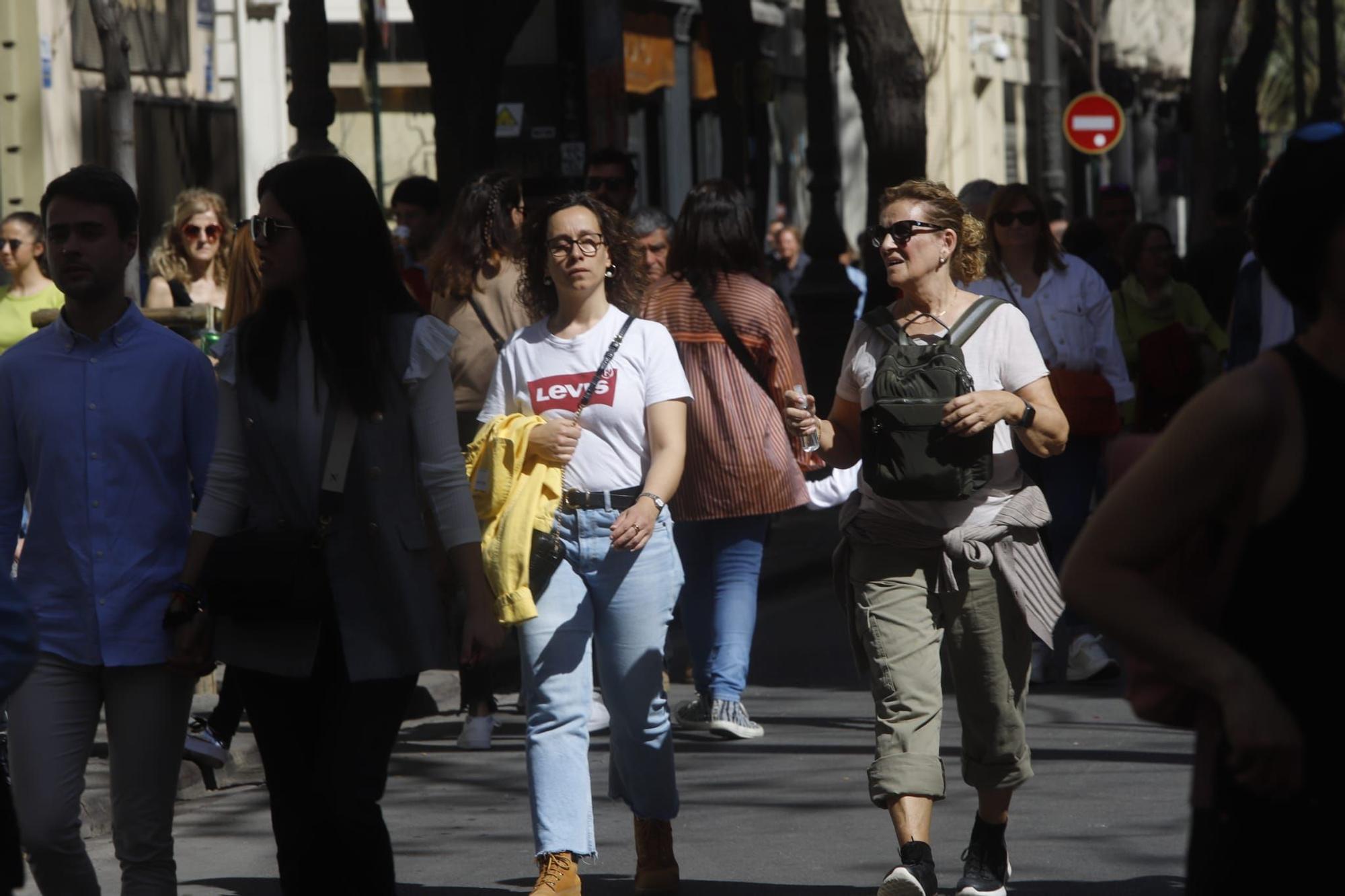 El ambiente fallero y el calor, protagonistas este domingo en València