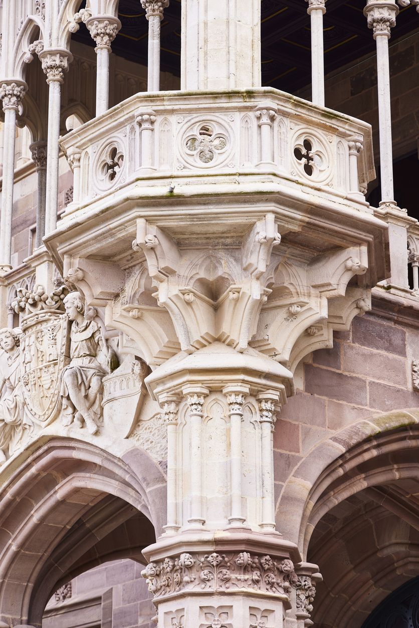 Detalle de las galerías abiertas en la fachada del palacio