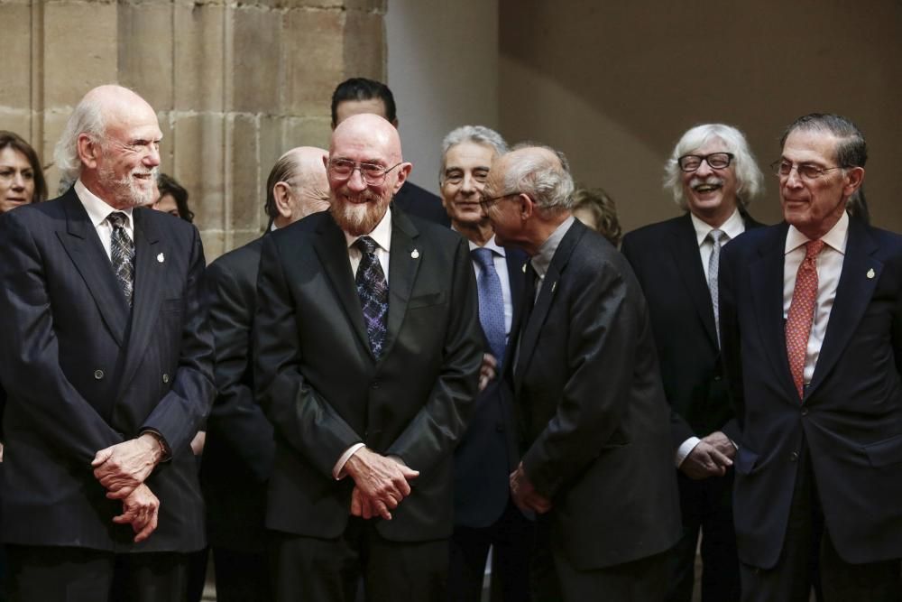 El Rey Felipe VI impone las insignias a los galardonados con los premios "Princesa de Asturias" 2017