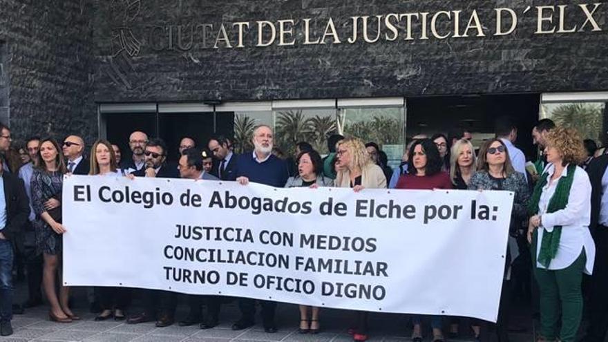 Una treintena de abogados, con el decano, Vicente Pascual, en el centro, en la Ciudad de la Justicia.