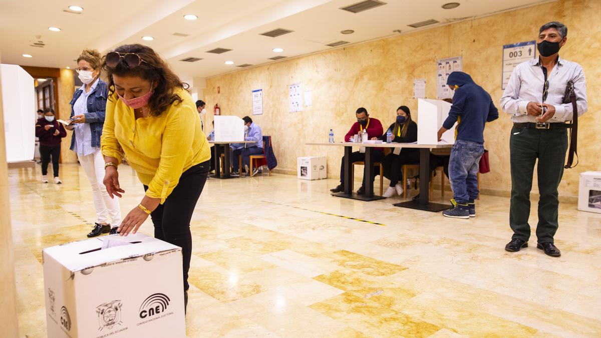 Los ecuatorianos residentes en la Región votan en la segunda vuelta de las elecciones de su país