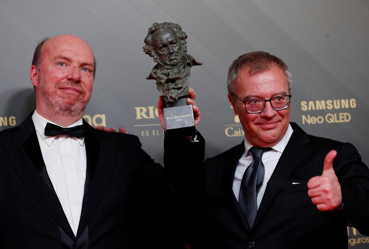 VALENCIA, 12/02/2022.- El director Daniel Monzón (d) y el guinista Jorge Guerricaechevarría posan con el Goya a Mejor Guión Adaptado, por su trabajo en Las leyes de la frontera, durante la gala de la 36 edición de los Premios Goya que tiene lugar este sábado en el Palau de les Arts de Valencia. EFE/Biel Aliño.