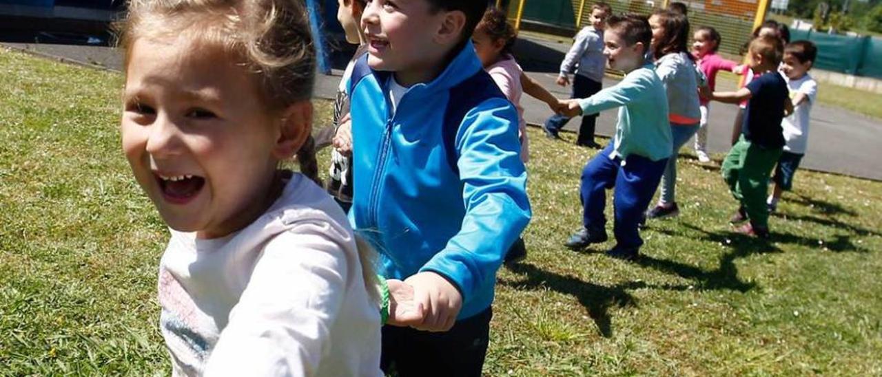 Alumnos del colegio Corredoria I, ayer, jugando en el césped del aulario de Infantil.