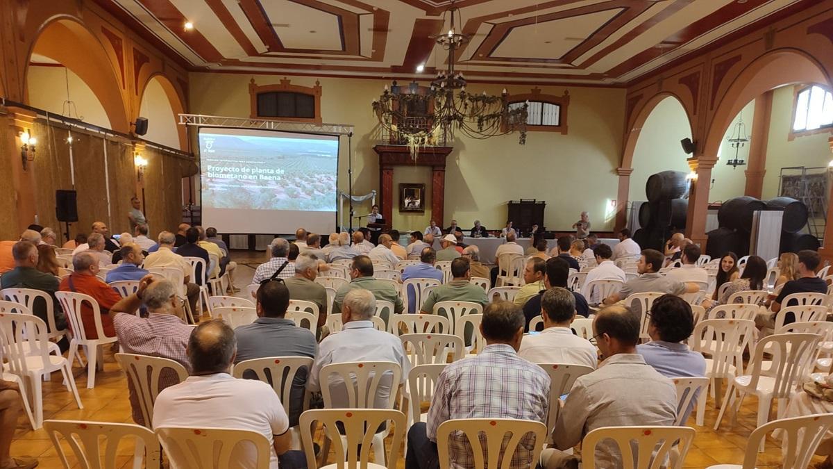 Reunión en Baena de los responsables de Oleícola El Tejar, Vorn Bioenergy y Greenar con agricultores y cooperativas para explicar los detalles de la planta de biometano.