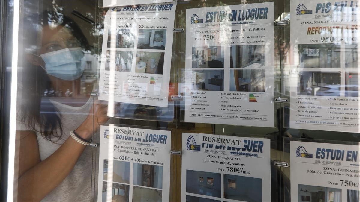 Anuncios de pisos en alquiler en una inmobiliaria de Barcelona.