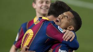 Messi celebra con Araujo el 4-2, marcado de cabeza por el uruguayo a la salida de un córner.