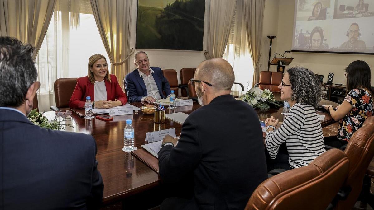 Pilar Bernabé reunida en Alicante con representantes de Tragsa.