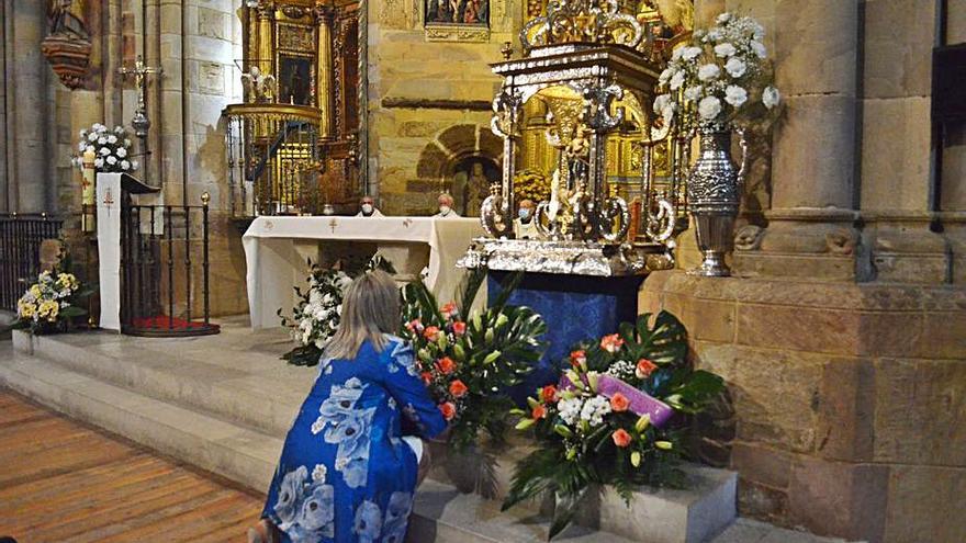 La concejala de Fiestas de Benavente, realizando la ofrenda floral a la Virgen de la Vega. | E. P.