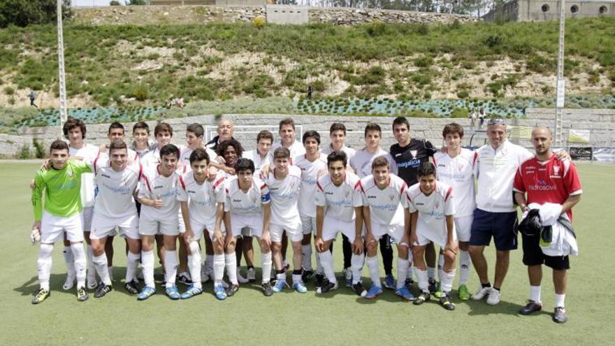 Jugadores y cuerpo técnico del Val Miñor posan en el campo de Condomínguez una vez logrado el ascenso a División de Honor. // José Lores