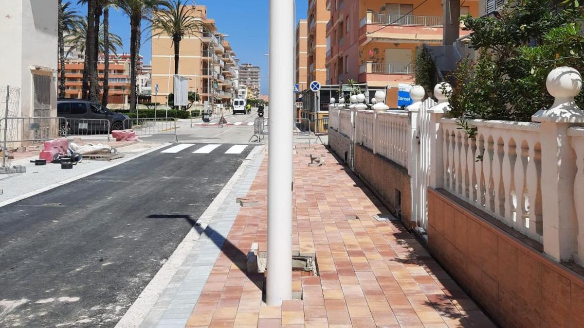 Una de las farolas instaladas en mitad de la acera en Blasco Ibáñez