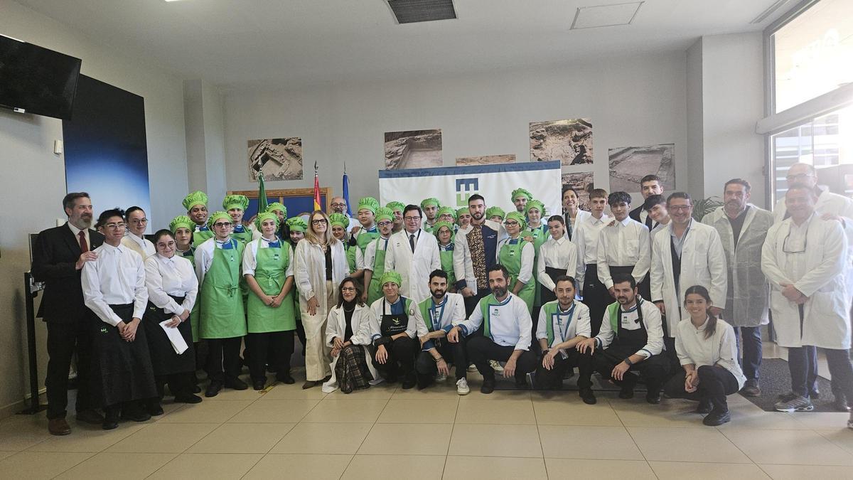 Santamaría, en el centro, con alumnos y profesores de la Escuela de Hostelería