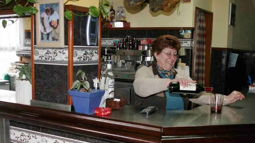 Loli Vigil, en la barra del bar de Baldornón, en una fotografía del año 2007.