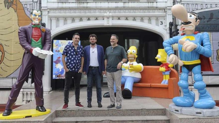 Cráneo, Sande y Prado, ayer, entre las figuras de El Joker, los Simpson y Superlópez.