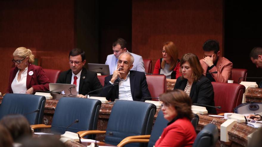 Martínez Baños (centro), el jueves pasado en la Asamblea Regional.