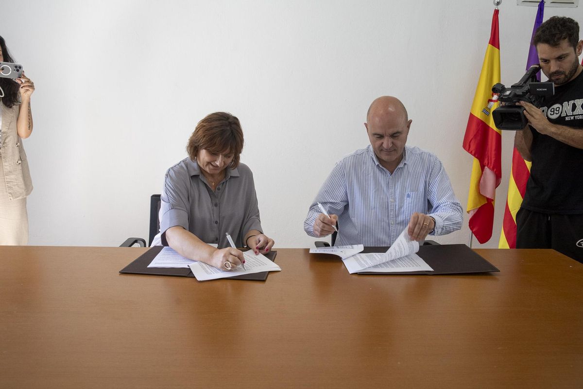 Estarellas y Marí firman el convenio.