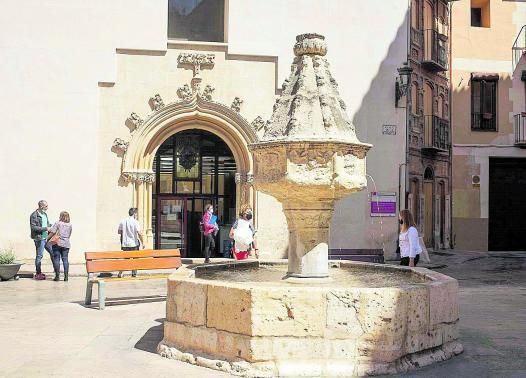 Vista actual de la Font Reial de la Trinitat,  que se alza ante el edificio de los Juzgados de Xàtiva y junto al Archivo Municipal  |  PERALES IBORRA