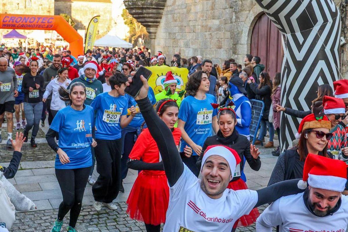 Cambados despide el año con miles de pisadas... y disfraces navideños