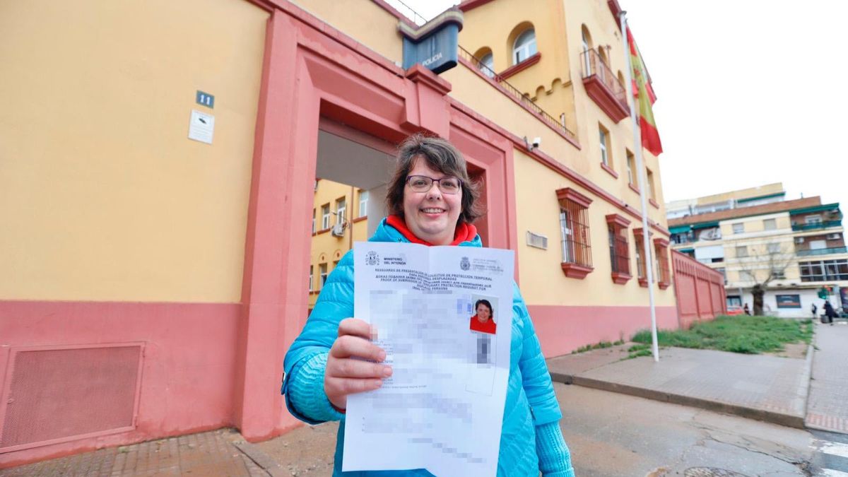La ciudadana ucraniana Anna sostiene su documentación.