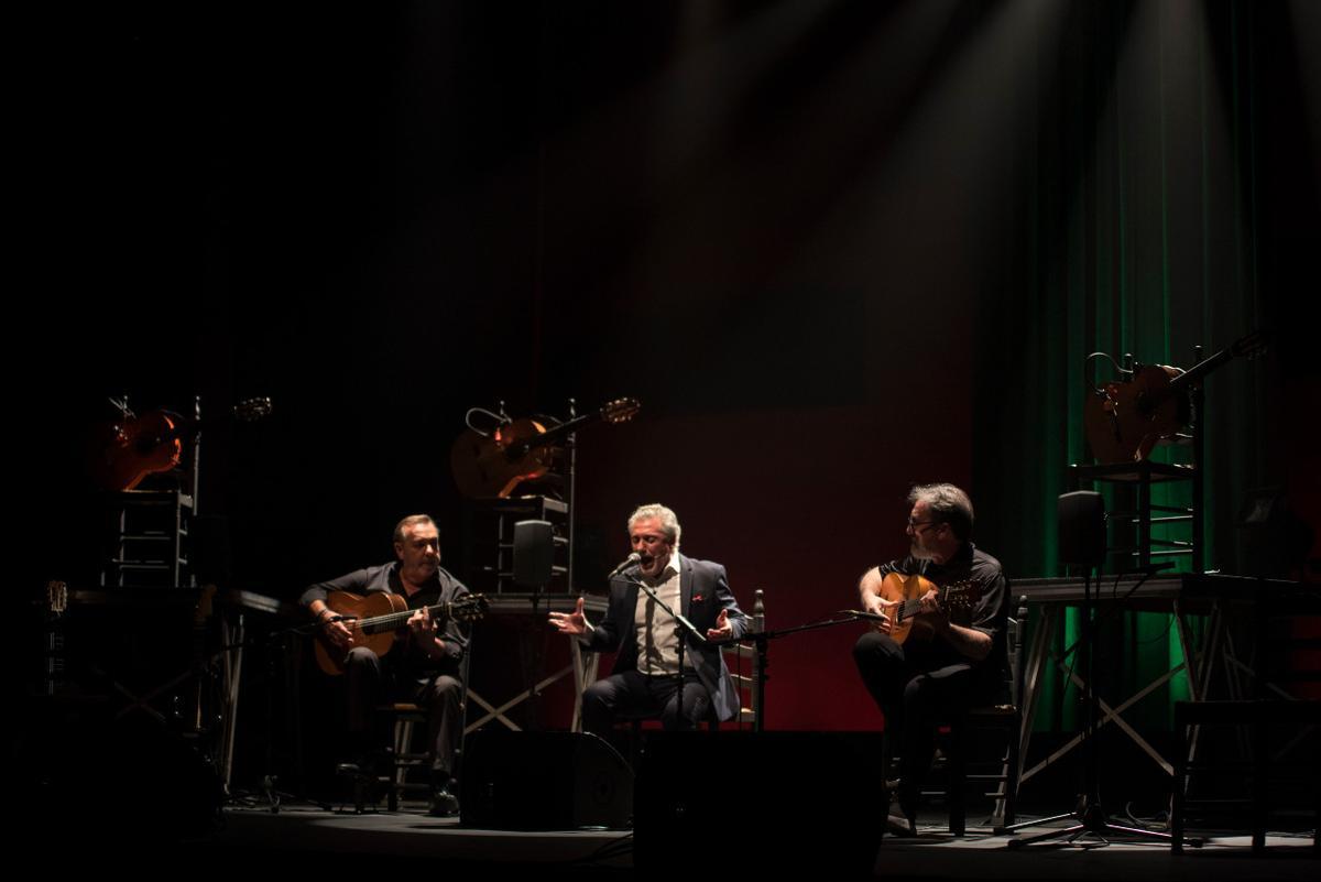 El cantaor Segundo Falcón (en el centro) durante el estreno de ’La bella época. Simulacro flamenco’, estrenado en el Teatro Alameda el 24 de septiembre.