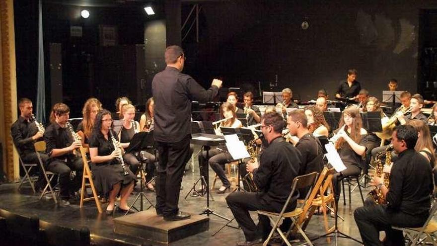 Casimiro García dirige a los músicos de la Lira en un recital.