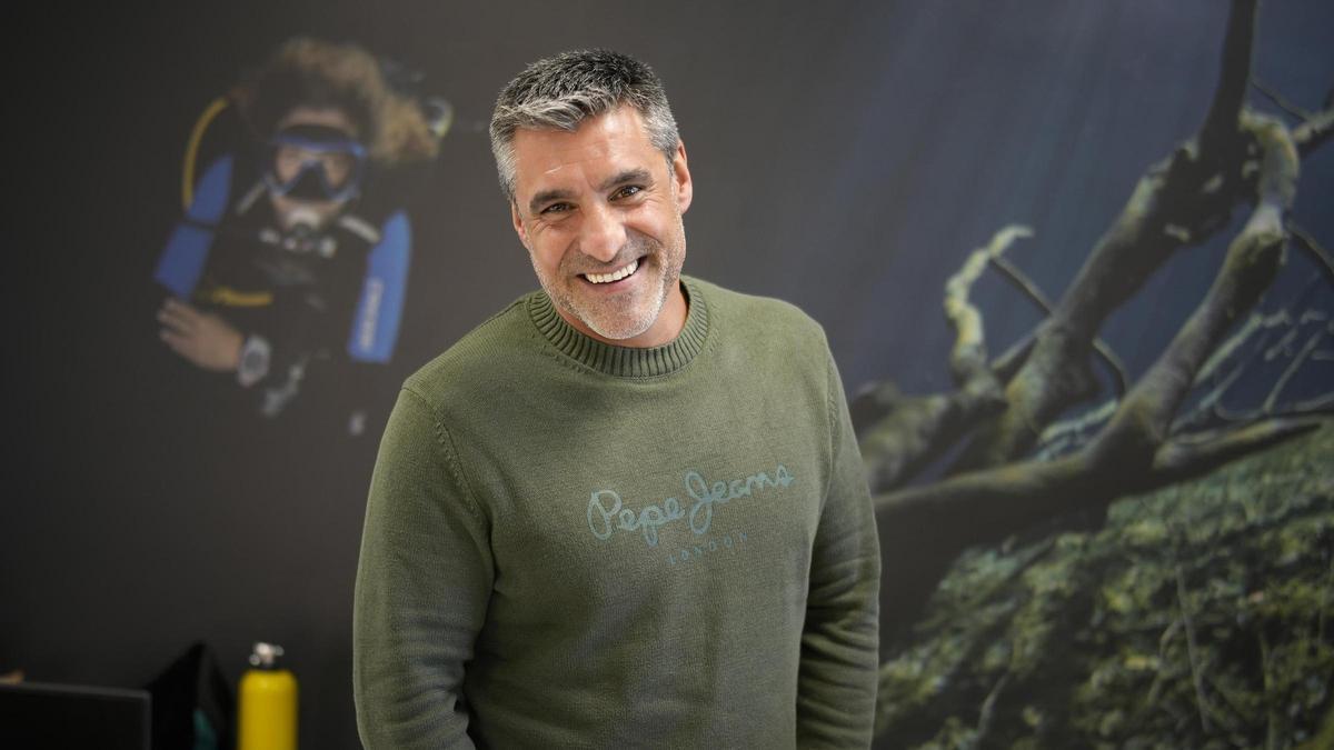 Lluís Masuet, en la oficina de Barcelona de la  agencia de viajes de buceo Te Moana.