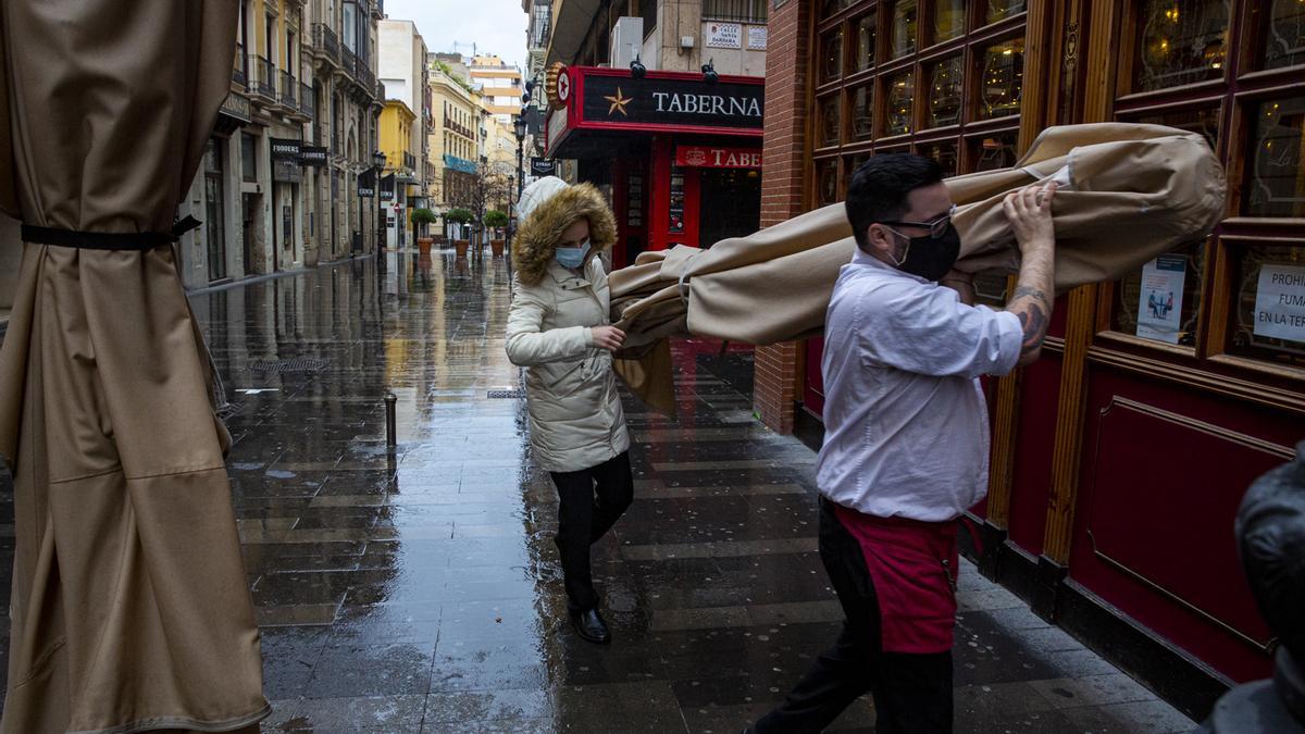 Bars close at 5:00 p.m. in Alicante. Bars close at 5:00 p.m. in Alicante.