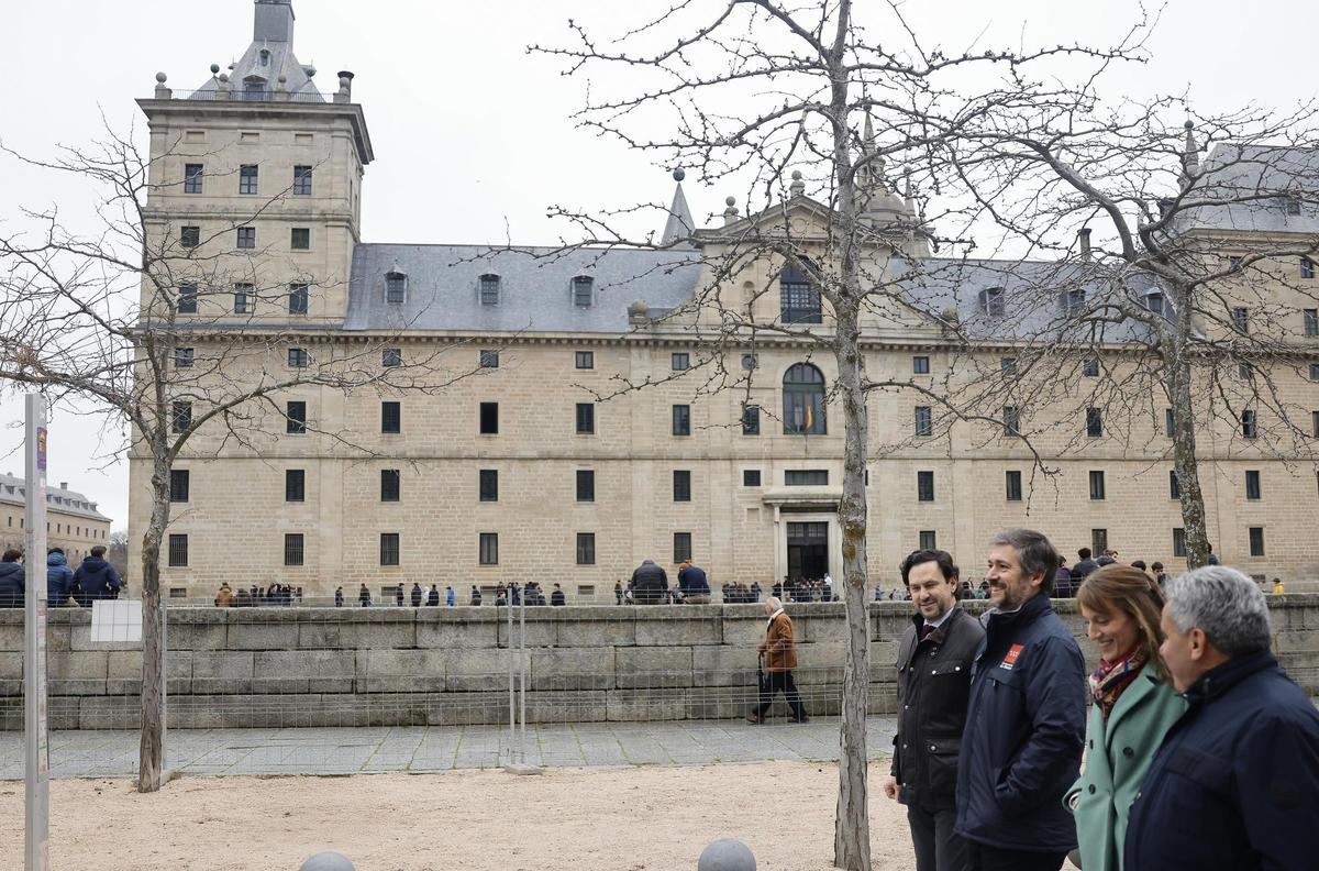 El consejero de Presidencia, Justicia y Administración Local, Miguel Ángel García Martín, durante su visita al Belén Monumental de San Lorenzo de El Escorial, declarado Fiesta de Interés Turístico Regional.