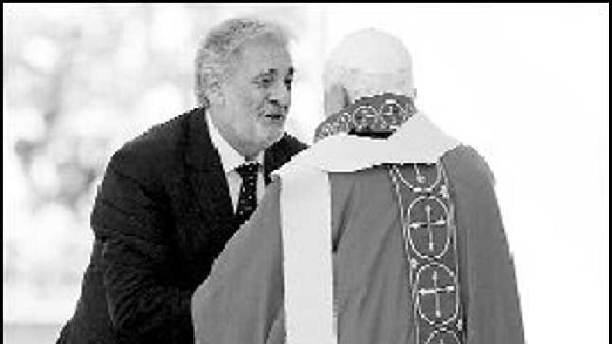 El Papa saluda a Plácido Domingo después de cantar éste en la comunión.