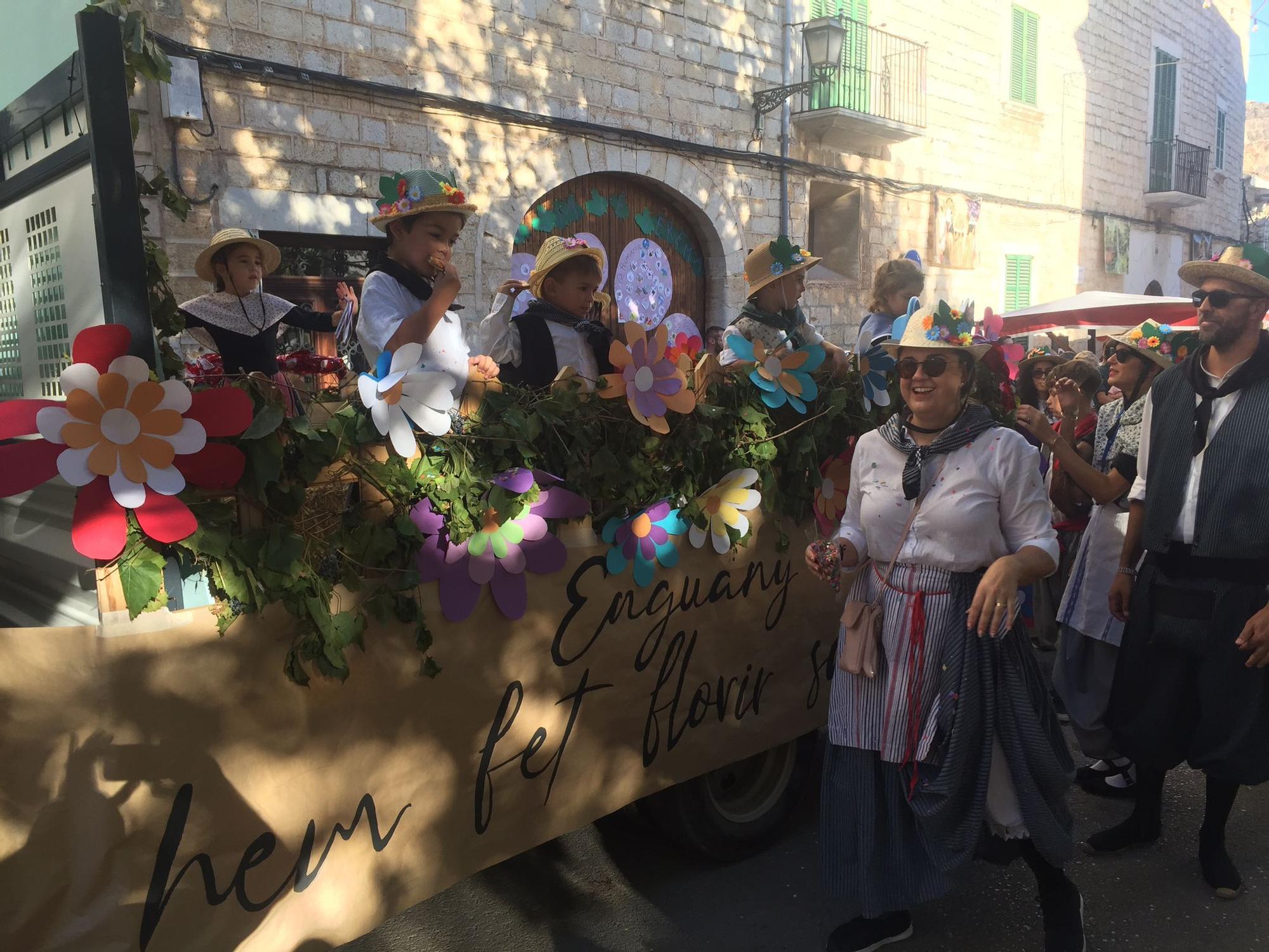 FOTOS | Binissalem asiste al desfile de más de setenta carrozas vinícolas