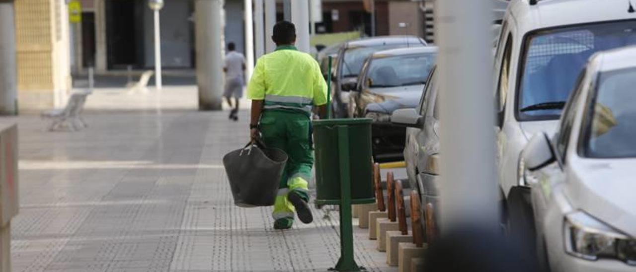 Una persona de la empresa encargada de la limpieza viaria en Elche, en una de las calles del centro.