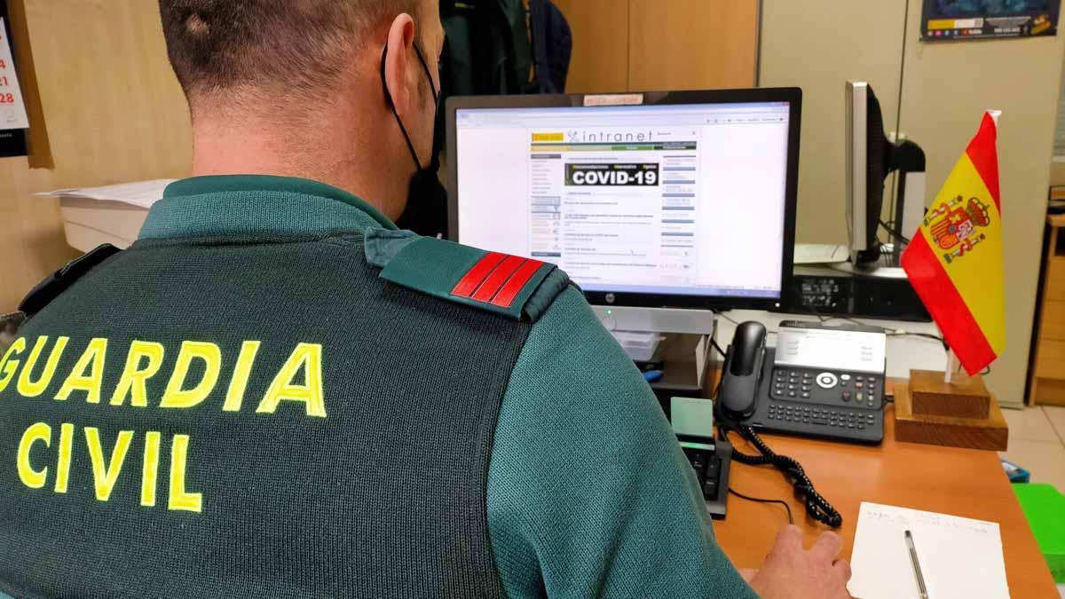 Un agente de la Guardia Civil trabaja en su ordenador