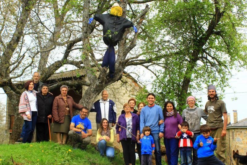 Los quintos de la provincia plantan los mayos.